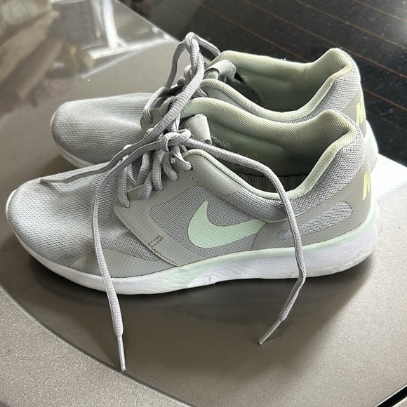 Nike - Picture 2 of 5